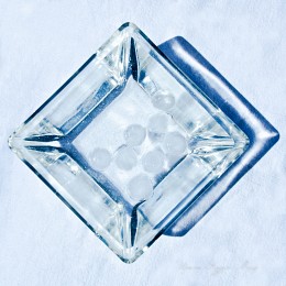 Квадрат не Малевича / чаша с водой и льдом
