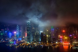 Разноцветный Гонконг / Май, возможно, не самый лучший сезон для посещения Гонконга. В это время часто идет дождь, и небо обычно закрыто серыми тучами, делая дневной пейзаж скучным и неуютным. Но вечером все меняется, и нависающие тяжелые тучи смотрятся необычайно эффектно, окрашиваясь в яркие цвета от света бесчисленных небоскребов.