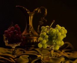 С зелёным виноградом. / виноград в бокале.