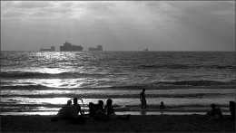 Утомленные солнцем / Море. Вечер. Утомленные солнцем отдыхающие на берегу моря. Утомленные солнцем корабли засыпают на рейде.