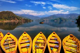 Лодки в Гималаях / Возле города Покхара в Непале раскинулось несколько живописных озер. На берегу озера Бегнас Тал есть небольшой пляж с яркими лодками, которые смотрятся очень контрастно на фоне голубого неба и горного массива Аннапурна.