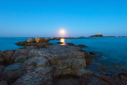 Луна над Норой / Лунный вечер в местечке Нора рядом с одноименным пляжем и городком Пула в Сардинии