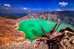 Кратер вулкана Иджен / На перенаселенном острове Ява в Индонезии возвышается более сотни вулканов, из которых 30 - действующие. Каждый вулкан имеет свое неповторимое лицо и свой характер. Один из самых известных вулканов Явы - Иджен расположен в восточной части острова. В кратере вулкана плещется живописное озеро бирюзового цвета. Но красота этого места обманчива - озеро состоит из хлорной и серной кислоты. Периодически вулкан пробуждается, и тогда потоки кипящей кислоты проливаются на поля и деревни, убивая в округе все живое.