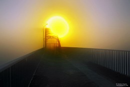 рассвет и пешеходный мост / солнечно-туманное утро, пешеходный мост через реку Сож в Гомеле, снято по дороге на работу на велосипеде, октябрь