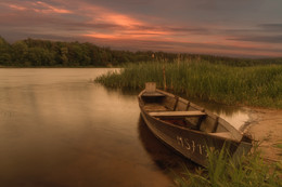 Вечером возле Немана / Одинокая лодка на закате на реке, недалеко Бирштонас