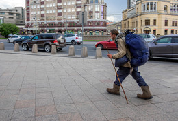 Пилигрим... / Практически в самом центре города быстрыми шагами шёл этот странный человек.