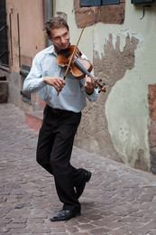 Танцующий скрипач / Скрипач играющий и танцующий на улицах города Кольмар (Франция)