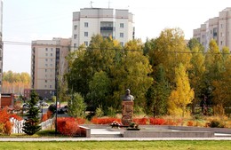 Многоцветье сибирской осени / В юбилейный для наукограда Кольцово 2014 год на пожертвования был установлен бюст академику Льву Степановичу Сандахчиеву, являвшемуся Генеральным Директором градообразующего предприятия вплоть до 2004 года. Бюст ,изготовленный по современной технологии из металлического сплава методом штамповки и сварки. Посещение мемориала Л.С.Сандахчиева входит в экскурсионную программу АФОРАтурсервис по посёлку Кольцово.