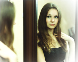 Взгляд из вне / девушка, зеркало, портрет
