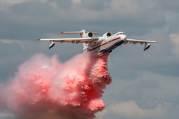 Сброс воды / Авиасалон МАКС 2015. Сброс воды с самолета Бе-200