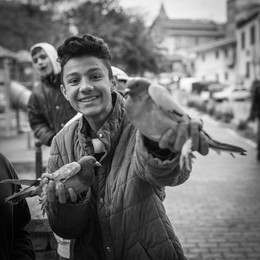 Продавец голубей / Местная шпана гуляет по Стамбулу и ловит голубей, а затем продает туристам, чтобы те их выпустили.