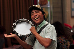 Счастливый / Вьетнамский уличный музыкант