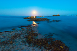 Лунный путь, башня и море / Пляж Нора рядом с Пулой, Сардиния