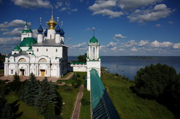 У озера Неро / Спасо-Яковлевский Димитриев монастырь, основанный в 1389 году, Ростов Великий