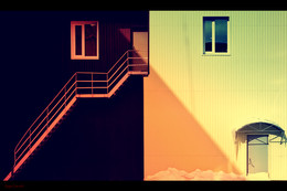 Пятничная лестница / запечатлённая в 2010-м году игра света и тени на фасаде здания с лестницей.