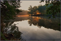 Октябрьский рассвет / осень. лес. озеро