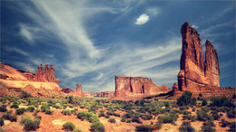 &nbsp; / Arches National Park, USA (Панорама из 5 кадров)

Когда-то здесь плескалось море, оставившее после себя огромную соляную подушку. Теперь на этой соли слоями лежат осадочные породы, под собственным давлением превратившиеся в скалы. Почти все арки сформированы из розового песчаника, реже — оранжевого. Иногда оба вида песчаника принимают участие в создании арок, тогда на срезе хорошо видно слои розового и оранжевого. лева заметны 3 фигуры, напоминающие человеческие. Называются в переводе с английского – «Три сплетницы»