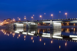Новоспасский мост / Новоспасский мост, расположенный в центральной части Москвы, соединяет район Павелецкого вокзала с площадью Крестьянская застава. Это трёхпролётный балочный мост, который является одним из старейших мостов через Москву-реку. В основе ныне существующей стальной конструкции - опоры сооруженного в 1911 году арочного Новоспасского моста.

В 1937 году была проведена серьезная реконструкция моста, поскольку на тот момент остро ощущалась необходимость увеличения судоходной части. Тогда же было обустроено двухуровневое пересечение проезжей части моста и расположенных по обеим его сторонам набережных. По проекту инженеров Ю.Ф. Вернера, Н.Б. Соколова и Ю.Н. Яковлева почти на три метра была увеличена высота опорных конструкций, появились и лестничные сходы, а протяженность моста после реконструкции превысила 500 метров. В 2000 году он был перестроен.