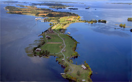 Остров Кижи / С борта вертолёта. Ки́жи — остров в северной части Онежского озера. Известен размещённой на острове экспозицией музея-заповедника «Кижи», в том числе архитектурным ансамблем Кижского погоста.