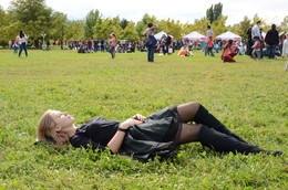 Девушка в черном. / Во время праздника, посвященного городу Алматы.