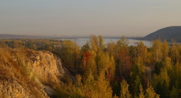 С высоты Царёва кургана / Царёв курган - округлый холм, находящийся на левом берегу Волги, в долине между реками Сок и Курумка. Протяжённость кургана с севера на юг - 400 метров, с запада на восток - 200 метров. В геологическом отношении он представляет собой уникальный останец древних пород, отрезанный от Жигулей Волгой, а от Сокольих гор Соком. До XX века курган был хорошо виден и узнаваем издалека, ведь высота его была около 170 метров.