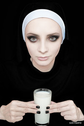 крест / девушка, похожая на монашку, скоро будет пить молоко