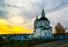 Спасская церковь. Осень. Закат. / Томск. Коларово. Каменная Спасская церковь построена в конце 18 века, освящена 11 июня 1799 года.