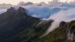 Атмосферная феерия / В горах .Вот такое явление природы .Осенний вечер в природном парке Большой Тхач, впереди малый и большой Тхачи в облаках. Съемка велась с горы Асбестная. Зрелище было впечатляющим !Сумерки.