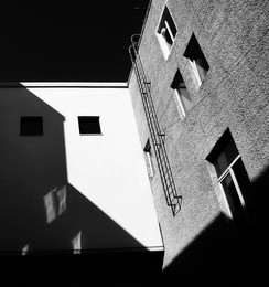 Окна во двор ... / Черно - белый город : свет и тени ...