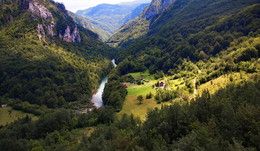 Балканские дали / Вид на каньон реки Тары с моста. Черногория.