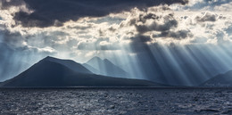 Перед бурей / Сквозь занавес из солнечных лучей проявляются таинственные очертания горной Камчатки