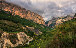 В горах Балкарии / Верхняя Балкария, закатный свет после дождя в горах.
http://www.youtube.com/watch?v=av2_aVrtYfs