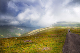 Ненастье наползает / Дорога на высокогорное озеро Кари. Армения