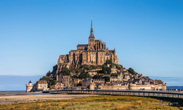 Аббатство Мон-Сен-Мишель / внесено в список охраняемых памятников ЮНЕСКО.
