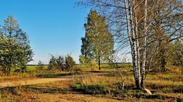 близок вечер / осень, солнце садится, за деревней