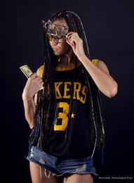 Девушка с денюшкой / ***