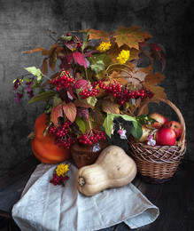 Осенний натюрморт / Осенние листья с тыквами