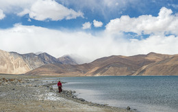 Лама и его мир. / Ладакх, Индия. Высокогорное чистейшее озеро Пангонг, на высоте около 5000 м.