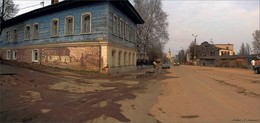 В Боровске... / Улица города с росписью художника (Вл. Овчинников) на стене дома.