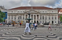 Lisboa / Площадь выкладывали волнами,чтобы моряки, сходящие на берег в порту Лиссабона, могли скоро привыкнуть к твердой поверхности и привести в норму свой вестибулярный аппарат.
Прогулка по площади позволяла этого добиться за 15-20 мнут, в других условиях может понадобиться около трех дней. А с середины ХХ века, площадь стали использовать полицейские для проверки автомобилистов на алкоголь.
Брусчатка площади Россио - самый большой и самый плоский алко-тестер в мире.