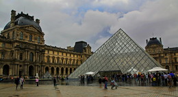 Стеклянные пирамиды Лувра. / Париж. Франция.