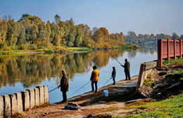 Рыбалка в октябре / Рыбаки на набережной в Светлом