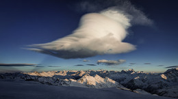 Облако / Большое чечевицеобразное облако над склоном Эльбруса