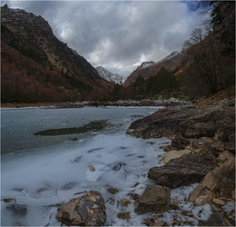 Ломкий ноябрьский лёд / Озеро в горах Кабардино-Балкарии
