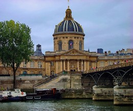 По Сене. / Институт Франции (фр. Institut de France) — основное официальное научное учреждение Франции, объединяющее пять национальных академий.