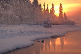 вечерние прогулки / Всё изменилось сразу на земле,
Став белоснежным, лёгким и летящим,
И радуется сердце новизне,
Зиме морозной, самой настоящей!