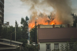 Пожар-это страшно. / Горел барак в городе Новосибирск.