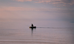 Утренняя рыбалка / Тишина...и только плеск вёсел слышался вдали...