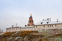 Монастыри Свияжска / Хитросотворенный город.
В 1551 крепость была собрана за 4 недели из деталей, заготовленных в районе Углича и сплавленных по Волге.