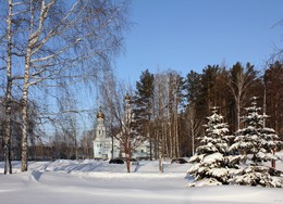 Храм в зимний ясный день. / Зима в предместье Новосибирска. Тихий ясный день, пейзаж с видом на Храм с заснеженными ёлочками и берёзы.